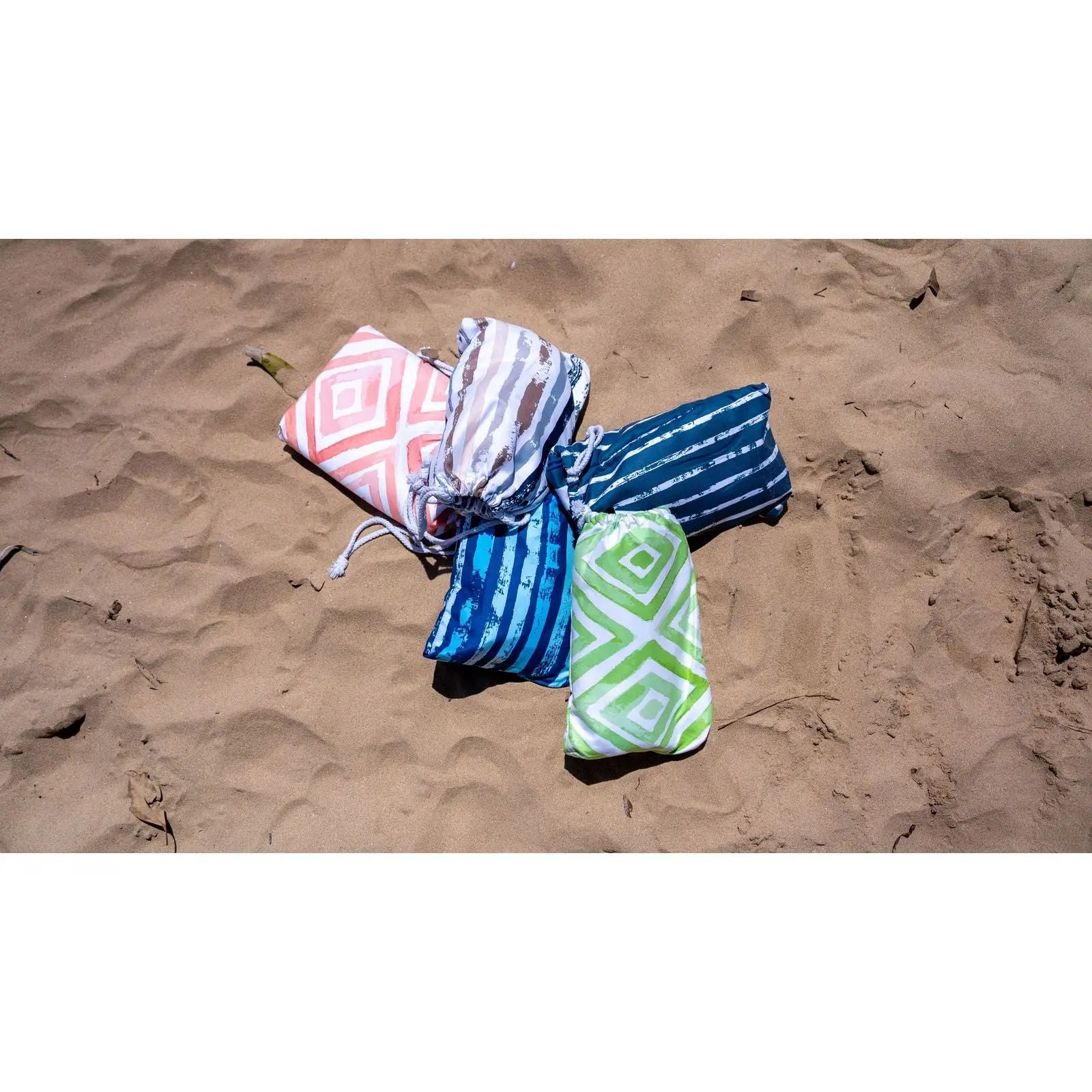 Coral Reef XL Beach Towel & Pouch Newlyfe