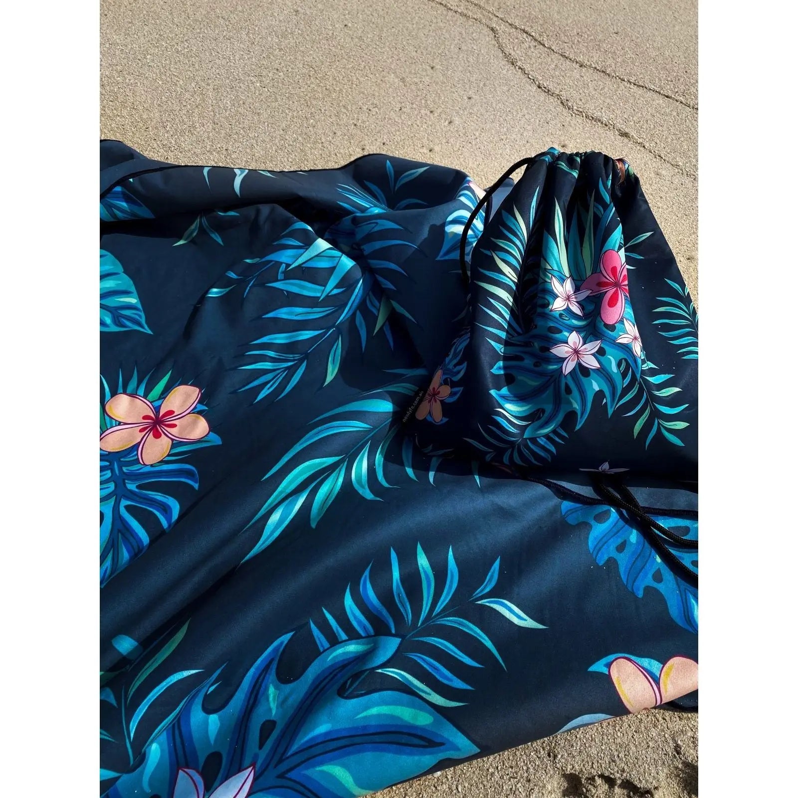 SAND FREE BEACH TOWEL + SWIM BAG